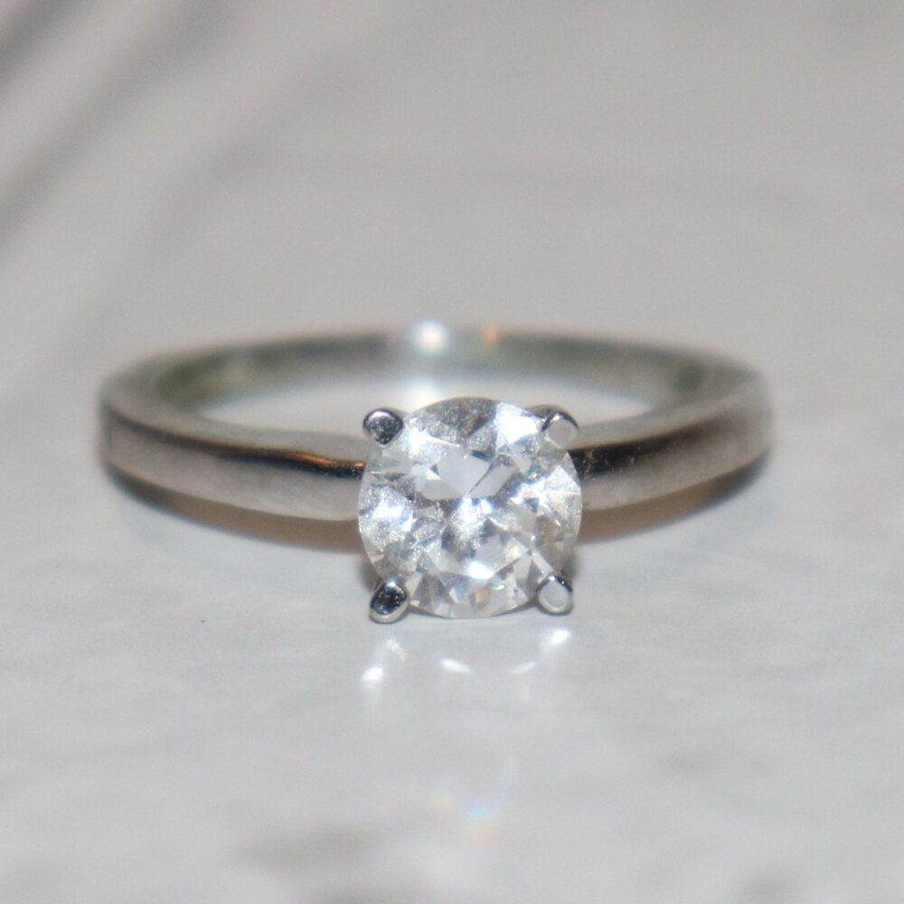 💎 Silver & CZ Solitaire Ring – Size 8 Sparkling Simplicity · Classic Design ·
